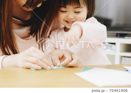折り紙で遊ぶ親子 折り紙で遊ぶ親子 70461906
