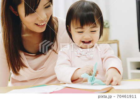 折り紙で遊ぶ親子 70461911