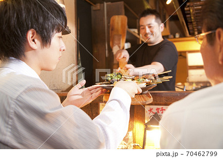 料理を受け取るビジネスマン 料理を受け取るビジネスマン 70462799