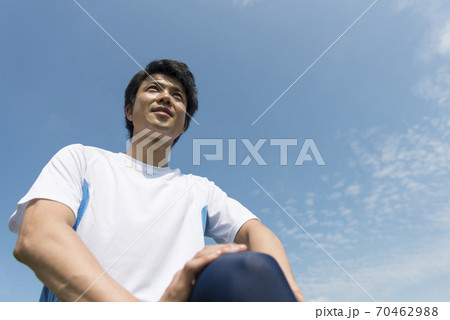 準備体操をする男性 70462988