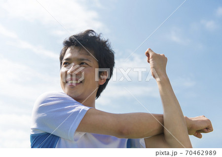 準備体操をする男性 準備体操をする男性 70462989