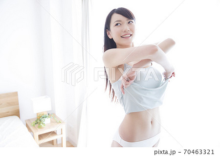 着替える女性 着替える女性 70463321