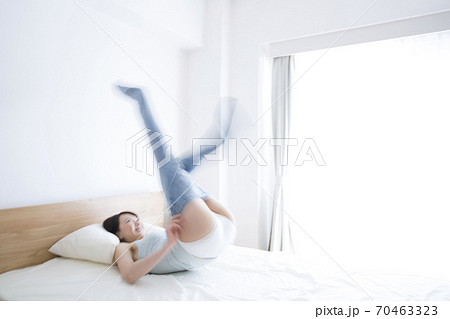 ジーンズを履く女性 70463323