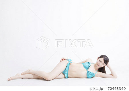 水着姿の女性 水着姿の女性 70463340
