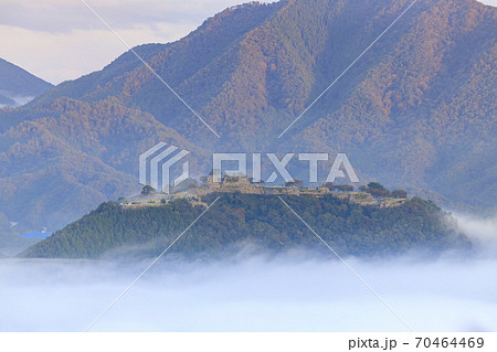 朝焼けの雲海に浮かぶ竹田城　　立雲峡から 70464469