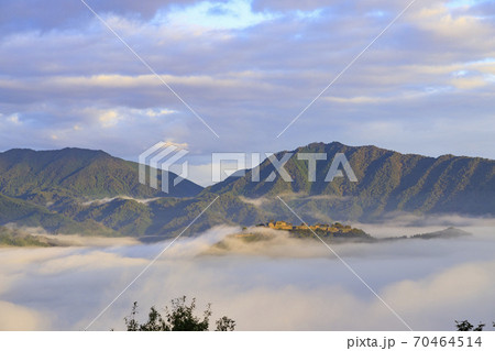 朝焼けの雲海に浮かぶ竹田城　　立雲峡から 70464514