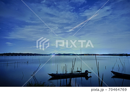 夜の涸沼03　飛行機の光の筋 70464769
