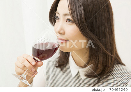 ワインを飲む女性 70465240