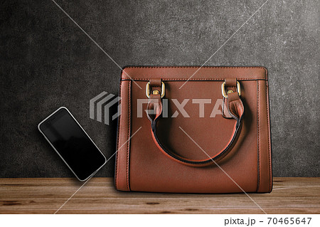 バリキャリ女性のキャメルカラーのカバンの中身 バリキャリ女性のキャメルカラーのカバンの中身 70465647
