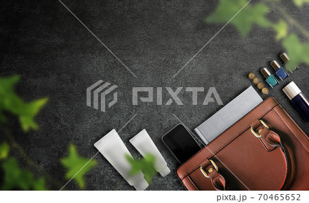 バリキャリ女性のキャメルカラーのカバンの中身 70465652