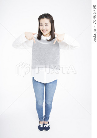 指を差す女性 70465790