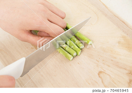 野菜を切る手元 野菜を切る手元 70465945