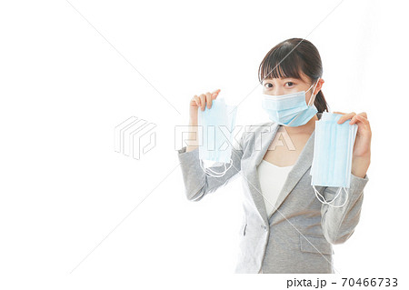 大量のマスクを着けた若いビジネスパーソン 大量のマスクを着けた若いビジネスパーソン 70466733