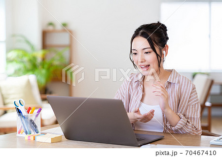 テレワーク中の若い女性 テレワーク中の若い女性 70467410