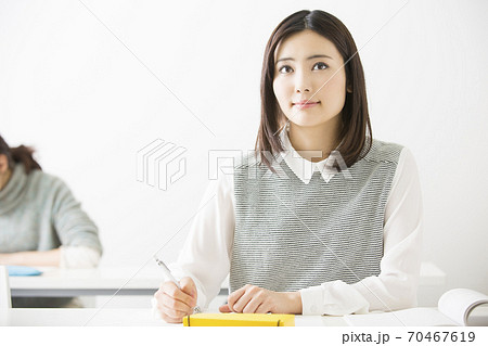 勉強する学生 勉強する学生 70467619