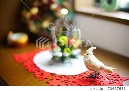 クリスマスの衣装を着た小鳥の置物 70467681