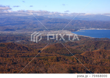 秋の塩谷丸山から見る余市町市街地と黄金色の唐松林 70468000