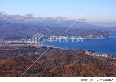 秋の塩谷丸山から見るシリパ岬と余市町市街地 70468002