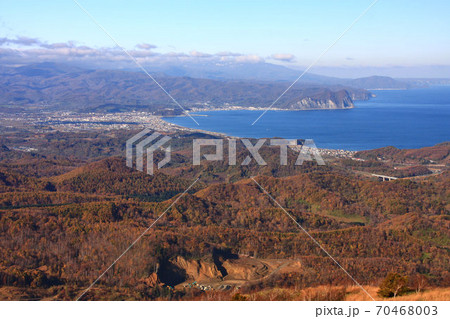 秋の塩谷丸山から見る積丹半島の海岸線と黄金色の唐松林 秋の塩谷丸山から見る積丹半島の海岸線と黄金色の唐松林 70468003