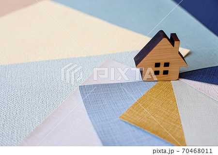 木のおうちと壁紙サンプル 70468011