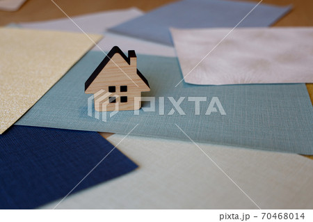 木のおうちと壁紙サンプル 70468014