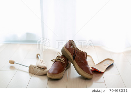 靴の手入れ 70468031
