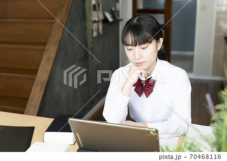 自宅でリモート授業を受ける女子高生 70468116