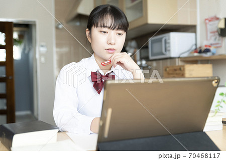 自宅でリモート授業を受ける女子高生 70468117