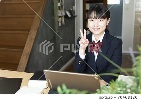自宅でリモート授業を受ける女子高生 70468120