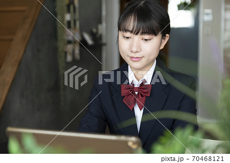 自宅でリモート授業を受ける女子高生 70468121