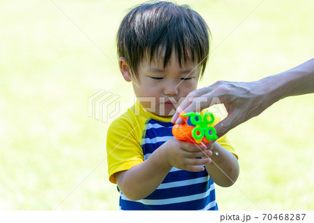 夏休みの一コマ　シャボン玉で遊ぶ男児 70468287