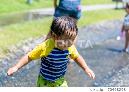 夏休みの一コマ　水遊び 70468298