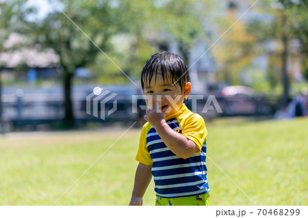 夏休みの一コマ　水遊び 70468299