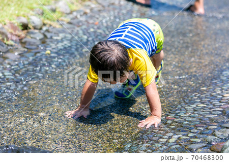 夏休みの一コマ　水遊び 70468300