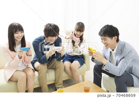 スマホゲームをする男女 スマホゲームをする男女 70468609