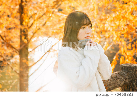 寒がる女性と紅葉 寒がる女性と紅葉 70468833