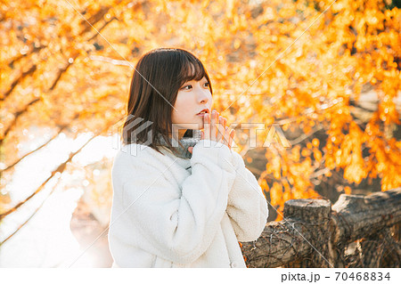 寒がる女性と紅葉 寒がる女性と紅葉 70468834