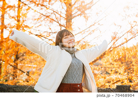 紅葉と女性 紅葉と女性 70468904