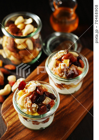 ナッツと果実のヨーグルト ナッツと果実のヨーグルト 70468908