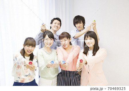 クラッカーでお祝いをする男女 70469325