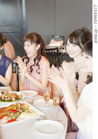 拍手をする女性 拍手をする女性 70469377