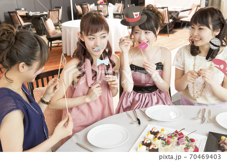 プロップスで遊ぶ女性 プロップスで遊ぶ女性 70469403