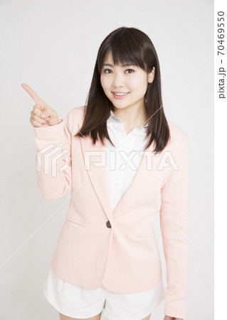 指差しをする女性 指差しをする女性 70469550