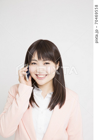 電話をするOL 70469558