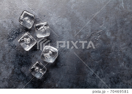 Ice cubes and water drops 70469581