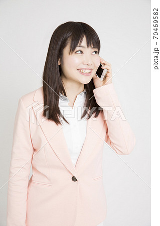 電話をするOL 70469582