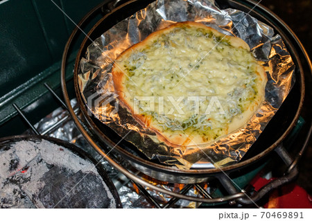 キャンプ料理 ダッヂオーブンで焼くピザ (しらすピザ) キャンプ料理 ダッヂオーブンで焼くピザ (しらすピザ) 70469891
