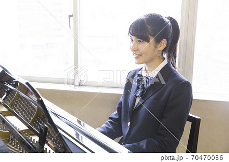 ピアノを弾く女子高校生 70470036