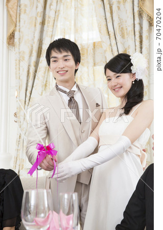 キャンドルサービスをする新郎新婦 キャンドルサービスをする新郎新婦 70470204
