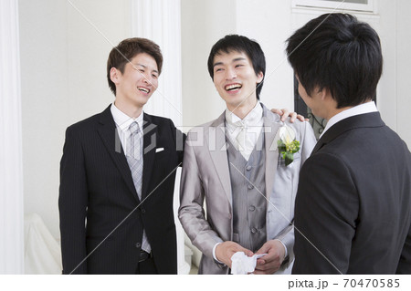 新郎と友人 新郎と友人 70470585
